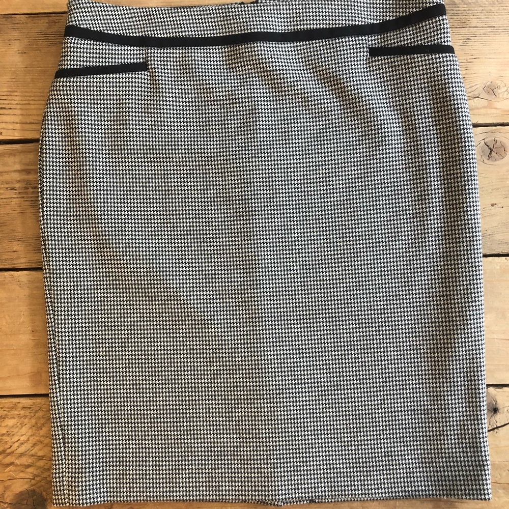 Gorgeous Laura Petites checkered Black and White skirt.